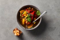 Кукурузный суп с горохом и перцем — стоковое фото