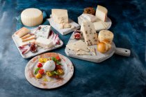 Primo piano colpo di deliziosi vari pezzi di formaggio — Foto stock