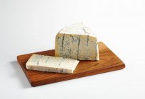 Gorgonzola con molde azul en una tabla de madera - foto de stock