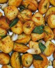 Roasted Potatoes with herbs and garlic cloves — Stock Photo