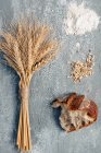 Primer plano de deliciosa fabricación de pan de trigo orgánico - foto de stock