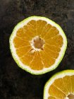 Un frutto ugli dimezzato su una superficie scura — Foto stock