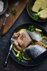 Два дзвони з норвезької лосося на лимонах, Яскрава страва — стокове фото