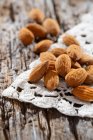 Primer plano de deliciosas almendras - foto de stock