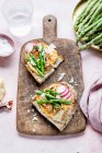 Открытые сэндвичи с паприкой, хумусом и спаржей — стоковое фото
