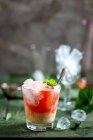 Cóctel Strawberry Kiss hecho con jugo de fresa puro, crema y naranja - foto de stock