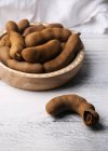Жареный арахис в миске на деревянном фоне — стоковое фото