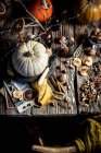 Abóboras de outono, especiarias, nozes e frutas secas na mesa — Fotografia de Stock