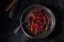 Gemüsespiralsalat aus roten, orangefarbenen Rüben und Karotten — Stockfoto
