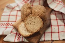 Plan rapproché de délicieuses boulettes de pain à la farine d'amande — Photo de stock