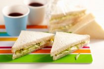 Английские огуречные сэндвичи с укропом, горчицей, сливочным сыром на поджаренном хлебе — стоковое фото