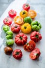 Pomodori freschi e basilico su fondo bianco — Foto stock