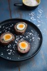 Fleischroulade gefüllt mit hartgekochtem Ei und Spinat — Stockfoto