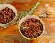 Insalata di verdure mediterranea con rosmarino in piccole ciotole — Foto stock