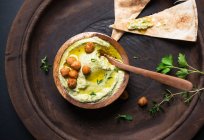 Herbal hummus with herbs and traditional flatbread — Stock Photo