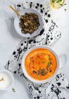 Веганський томатний суп з насінням — стокове фото