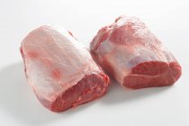 Carne cruda sobre blanco - foto de stock