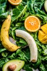 Bananen, Orangen, Mango, Avocados und Spinat für einen Smoothie — Stockfoto