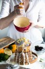 Kalombo Bolo de Páscoa com suco de laranja e frutas cristalizadas — Fotografia de Stock