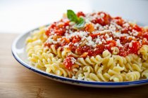 Fusilli con salsa de tomate y parmesano - foto de stock