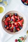 Ensalada de frutas de verano con bayas y sandía - foto de stock