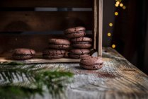 Macaroons de chocolate rachado em caixa de madeira — Fotografia de Stock
