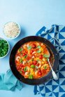 Mediterraner Fisch und Garnelen-Eintopf mit Chorizo-Wurst, Kirschtomaten, Basilikum und Paprika — Stockfoto