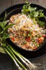 Восточный жареный рис с креветками и овощами — стоковое фото