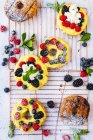 Пончики на гриле со свежими ягодами — стоковое фото