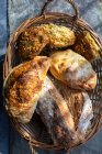 Plan rapproché de délicieux pain artisanal, pâté et scones — Photo de stock