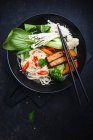 Ramen au tofu, champignons et légumes — Photo de stock