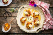 Pfirsiche vom Grill mit Honig, saurer Sahne und Thymian — Stockfoto