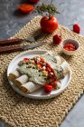 Papadzules - mexikanische Halbinsel Yucatan - Maistortillas eingetaucht in eine Soße aus Kürbiskernen, gefüllt mit gekochten Eiern — Stockfoto