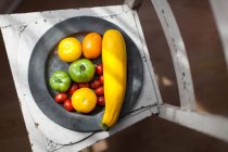 Courgette e tomates no prato — Fotografia de Stock