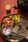 Tali indiano con yogurt e chapati — Foto stock