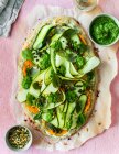 Una pizza con zucchine, erbe aromatiche e pesto — Foto stock