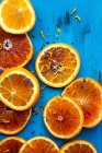 Кров апельсинові, апельсинові та їстівні пелюстки — стокове фото