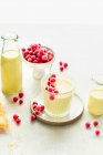 Свіже малинове варення з ягодами на білому тлі — стокове фото