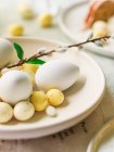 White eggs and chocolate Easter eggs — Photo de stock