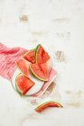 Nahaufnahme von köstlichen Wassermelonenstücken, von denen einer gebissen wurde — Stockfoto