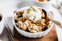 Crumble with pistachio ice cream — Stock Photo