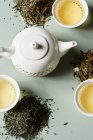 Різні види японського зеленого чаю, як чайне листя і варене. — стокове фото