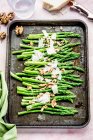 Green asparagus with nuts and parmesan — Stock Photo
