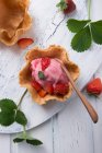 Strawberry nice cream in a wafer bowl — Stock Photo
