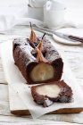 Nahaufnahme von leckerem Schokoladenkuchen mit Birnen — Stockfoto