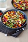 Salada fresca com legumes e queijo. alimentos saudáveis. — Fotografia de Stock