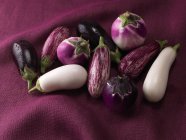 Verduras frescas sobre un fondo púrpura - foto de stock