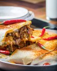 Мексиканские фахитас с жареной говядиной и красным чили — стоковое фото