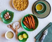 Ingredientes para el hummus de zanahoria asada - foto de stock