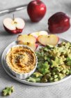 Wholegrain spinach crackers and red apples with a dip — Stock Photo